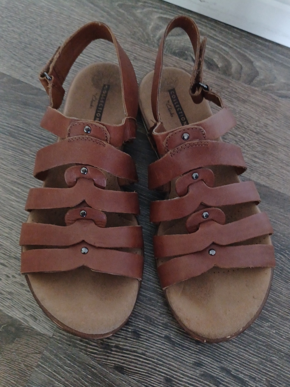 Very Nice Clarks tan leather cushioned sandals